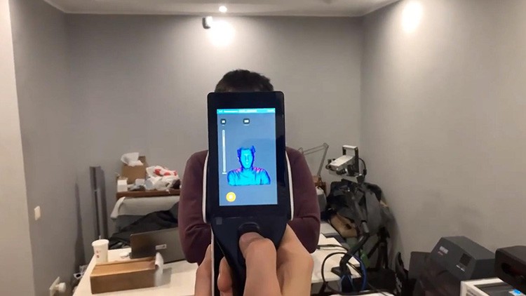 用三维扫描仪和3D打印机进行个性化洗手液壳定制